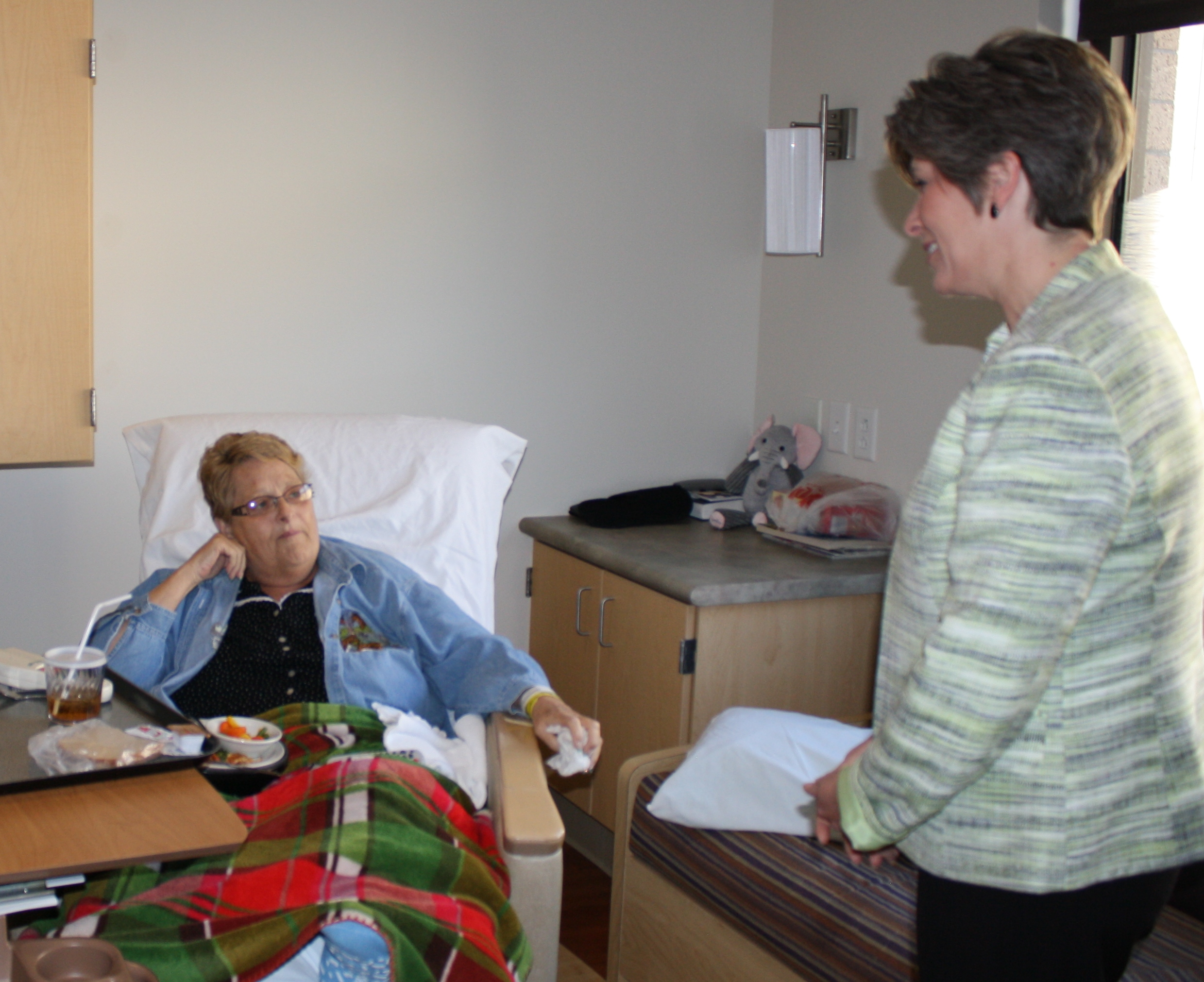 Senator Ernst visits with knee replacement patient, Sarah Rogers. 